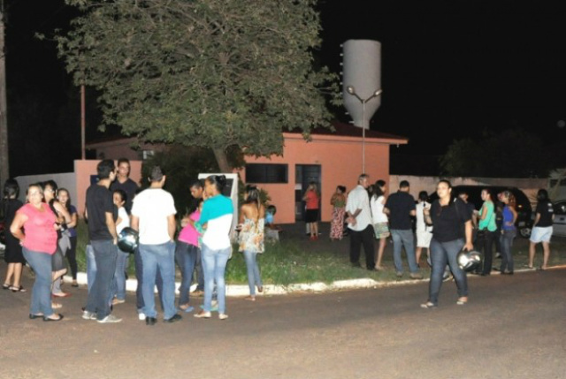 Amigos se aglomeraram no IML para prestar última homenagem a Ézio (Foto: Márcio Rogério/Nova News)