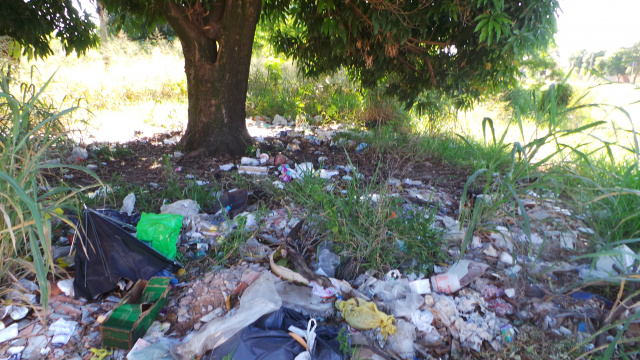 O terreno está localizado na esquina da Avenida Filinto Muller com a Baldomero Leitura e serve como depósito de lixo a céu aberto (Foto: Ricardo Ojeda)