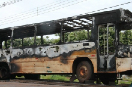Ônibus pega fogo durante rebocamento em Chapadão do Sul