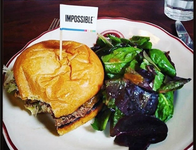 Hambúrguer de carne de laboratório no restaurante Cockscombsf, em São Francisco. (Foto: Divulgação/ UOL)
