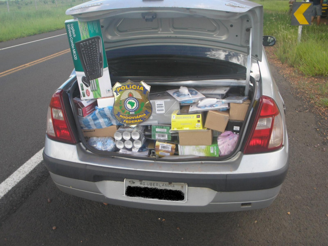 Veículo estava com o porta-malas cheio de mercadoria contrabandeada do Paraguai (Foto: PRF) 