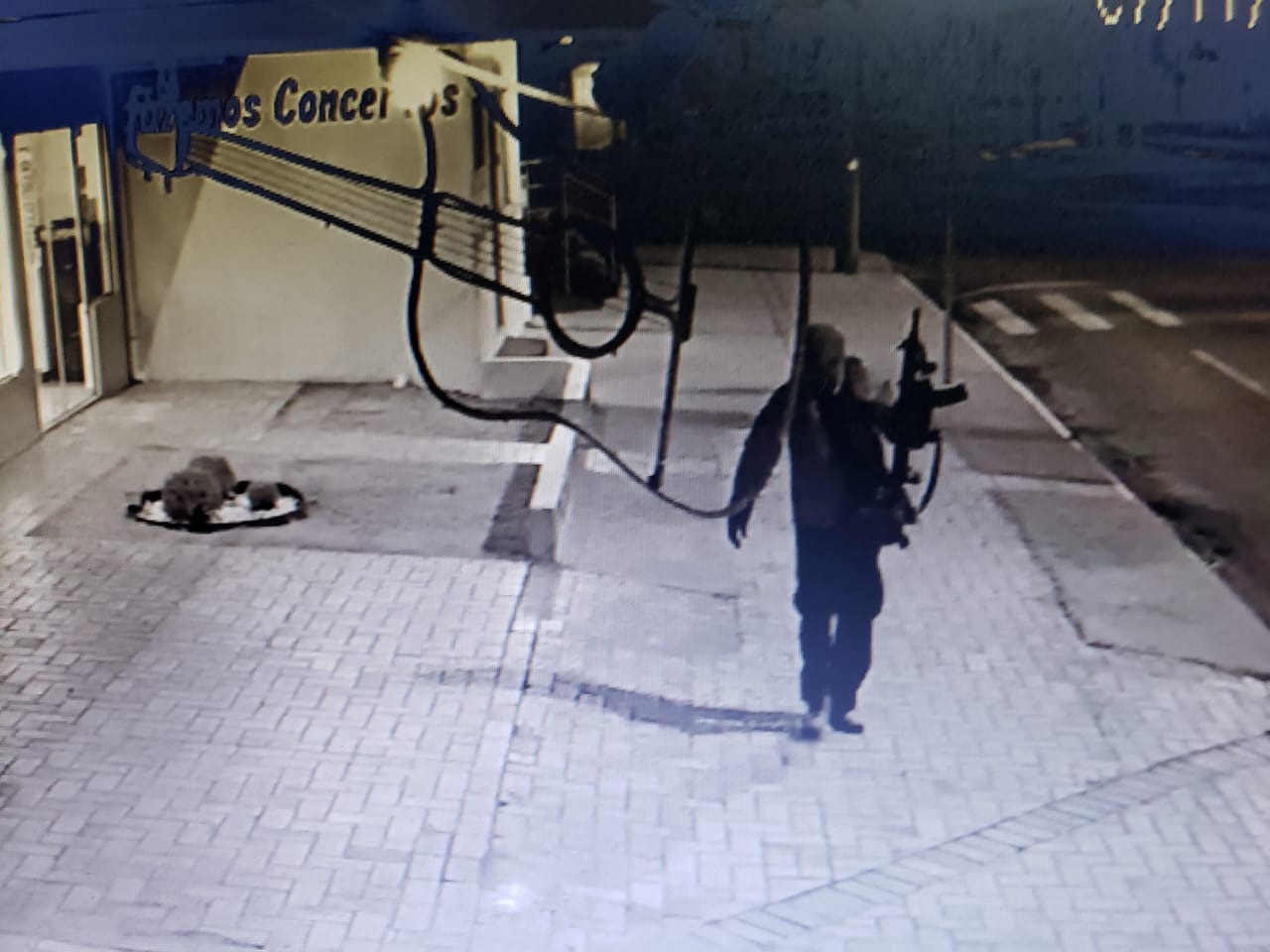 Terror em Chapadão do Sul: bandidos explodem agências bancárias e intimidam moradores e policiais com armamento militar Bandidos fortemente armados tocaram o terror na madrugada de Chapadão do Sul. Foto: Reprodução