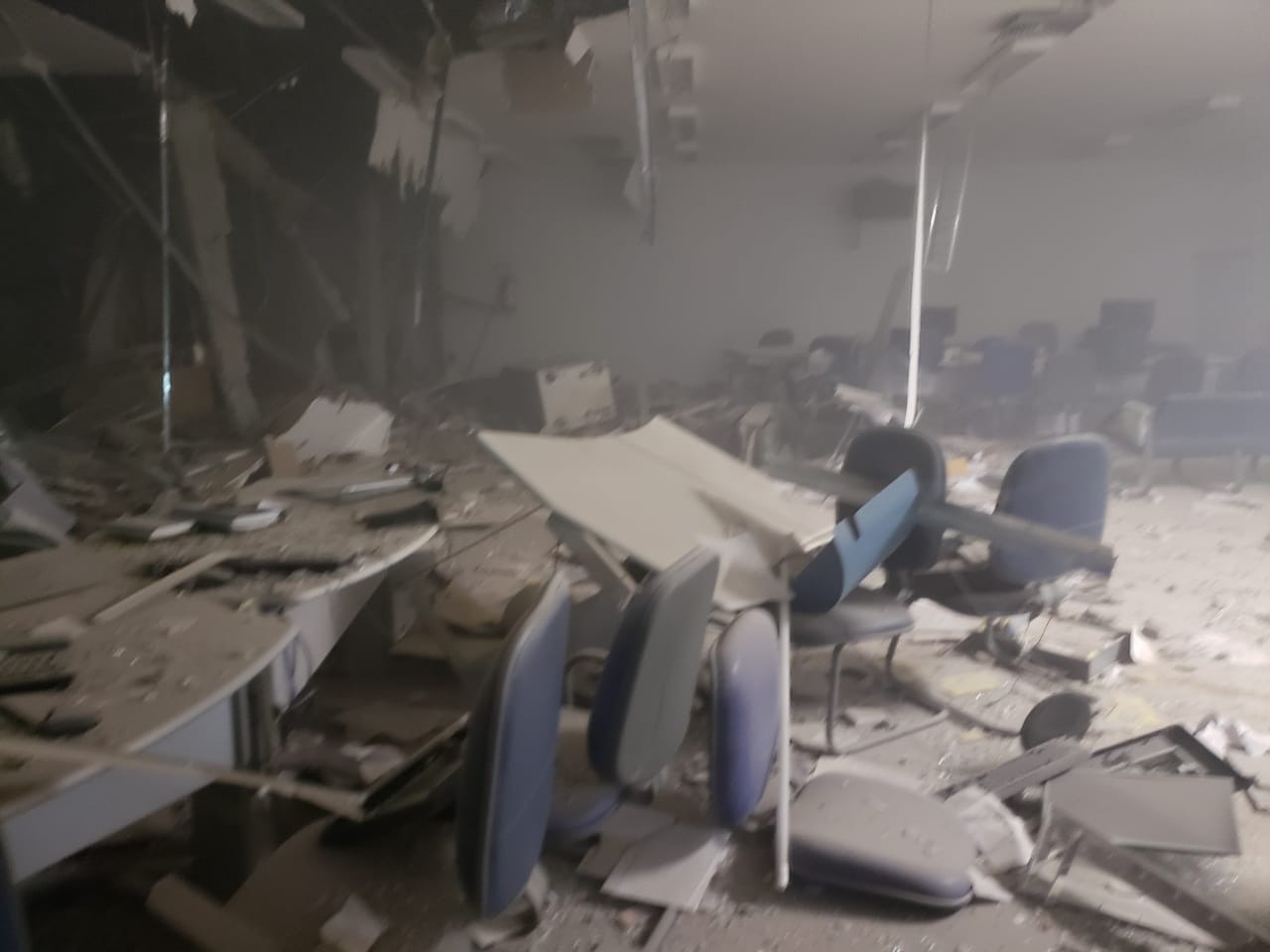 Terror em Chapadão do Sul: bandidos explodem agências bancárias e intimidam moradores e policiais com armamento militar Agências ficaram destruídas com as explosões. Foto: Reprodução