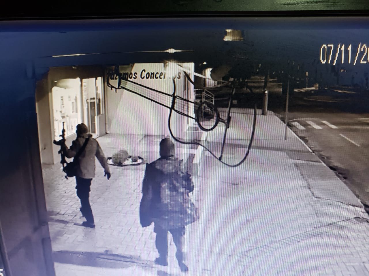 Terror em Chapadão do Sul: bandidos explodem agências bancárias e intimidam moradores e policiais com armamento militar Paramento militar e modus operandi sugerem ação do Novo Cangaço. Foto: Reprodução