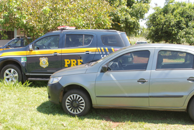 O VW Gol, que foi roubado em Brasília e recuperado pela PRF com casal em Três Lagoas, foi encaminhado para a PC local (Foto: Ricardo Ojeda)