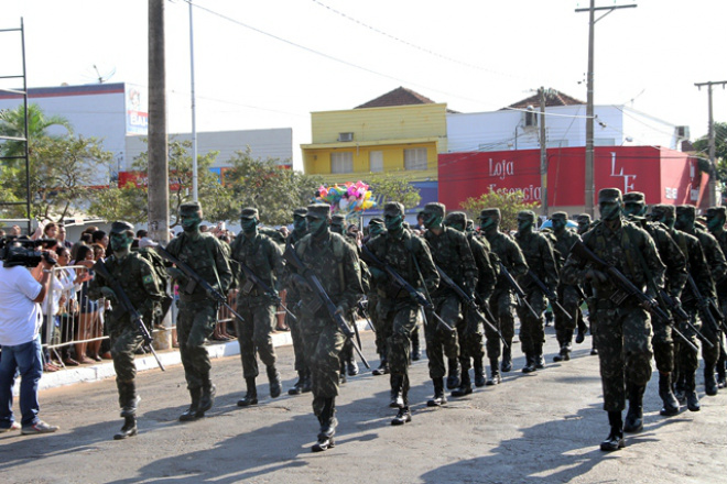 Oficiais e soldados da 2ª Companhia de Infantaria do Exército Brasileiro desfilaram na avenida e foram muitos aplaudidos pelo público presente (Foto: JJ Cajú) 