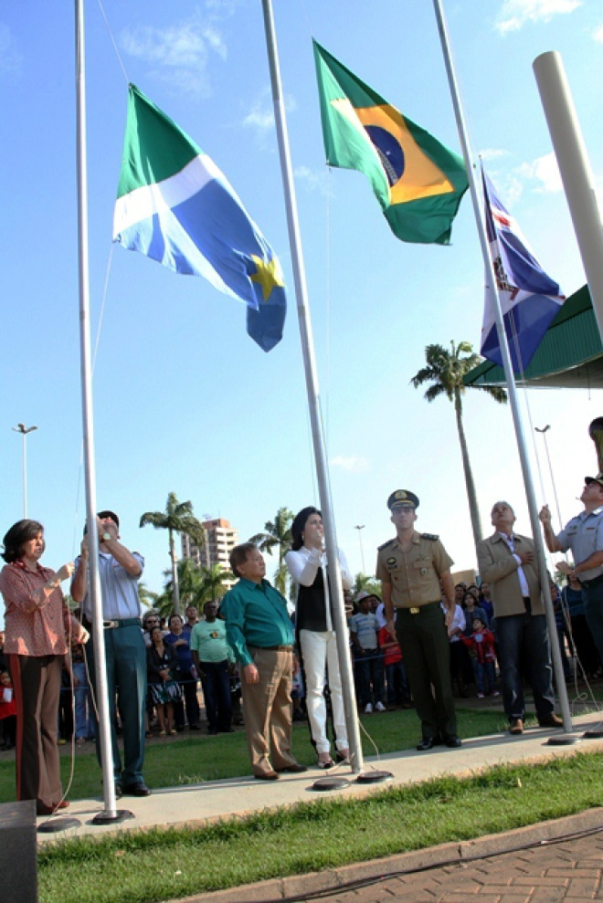 Prefeita Marcia Moura, vice-governadora Simone Tebet, deputado federal Akira Otubo e o presidente da Câmara Jorginho do Gas, além de autoridades militares hasteiam o pavilhão dando início ao Desfilie Cívico (Foto: JJ Cajú)  