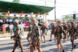 Alunos do Projeto Florestinha, da Polícia Militar Ambiental também marcharam na avenida (Foto: JJ Cajú)