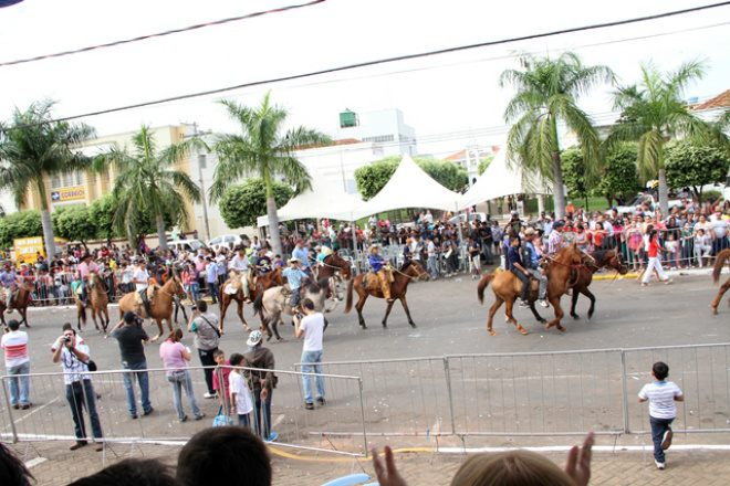 Cavaleiros de ranchos da região encerraram o Desfile Cívico (Foto: JJ Cajú)