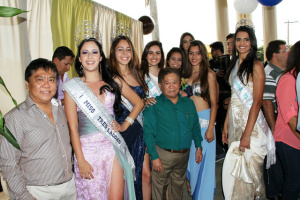 O vice-prefeito Luis Akira e seu pai, Akira Otsubo com as misses que representam a beleza da mulher três-lagoense (Foto: JJ Cajú)