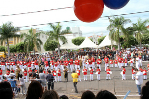 Alunos de escola de capoeira se apresentam em frente ao palanque das autoridades (Foto: JJ Cajú)