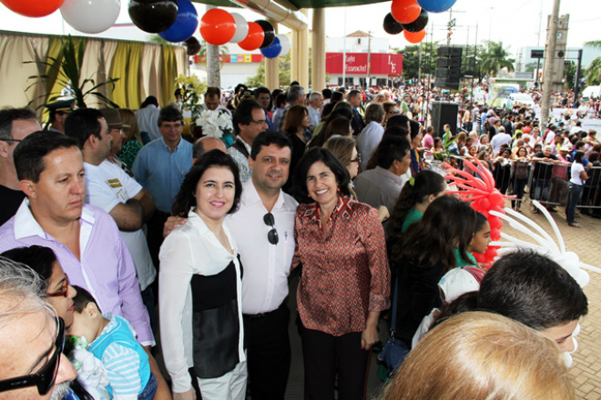 A vice-governadora Simone Tebet e a prefeita Marcia Moura foram requisitadas para fotografias (Foto; JJ Cajú)