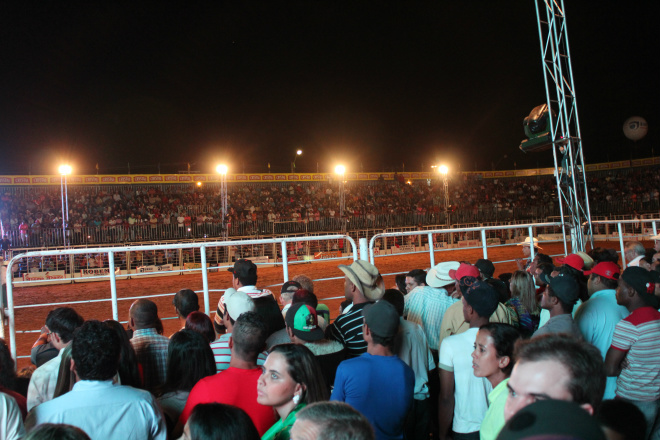 Arquibancada ficou lotada durante o rodeio profissional. Foto: 7even Comunicação & Marketing