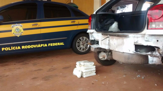 Os policiais rodoviários federais encontraram a cocaína na parte traseira do veículo. (Foto: Assessoria/ PRF)