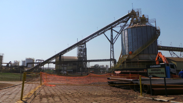 A atividade de moagem de soja da unidade da Cargill de Três Lagoas só deve ser retomada até o final de 2016. A empresa passa por obra de expansão (Foto: Ricardo Ojeda)