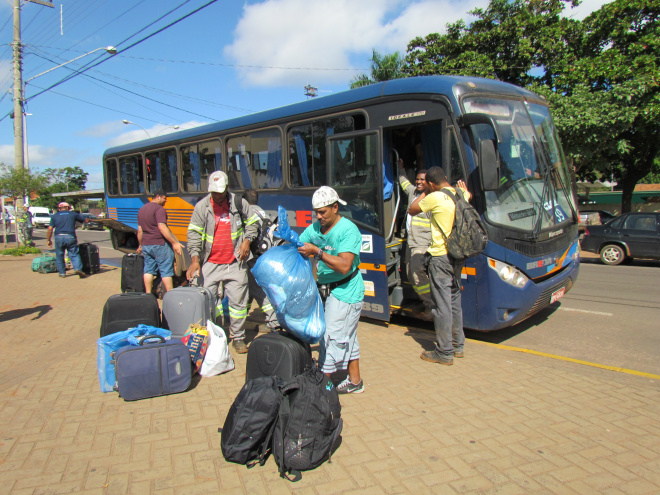 Ônibus da empresa UFN3 transportaram os trabalhadores até o centro de Três Lagoas (Foto: Perfil News) 