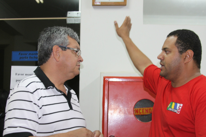 Nilson Cavalcante, do Sintricom disse que o sindicato forneceu alimentação aos trabalhadores que estavam na praça Ramez Tebet (Foto: Perfil News)  
