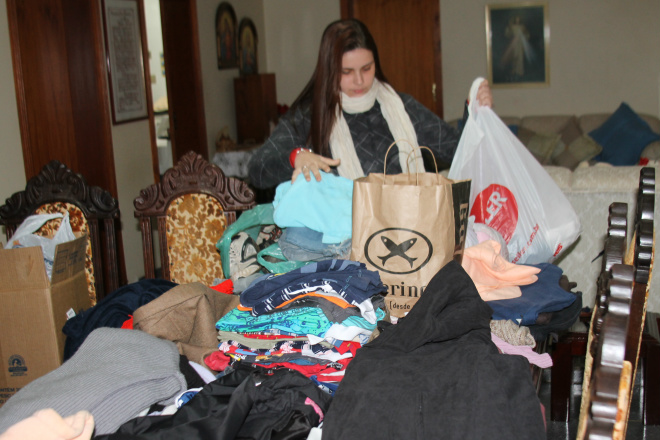 A jovem universitária conseguiu arrecadar mais de cem peças de agasalhos e cobertores, além de calçados transformando a sala da sua casa na central de arrecadação (Foto: Ricardo Ojeda) 