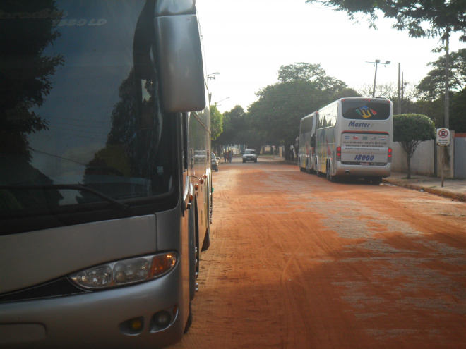 ônibus já foram liberados pela polícia e retornaram ao local de origem com as vítimas (Foto: Tiago Apolinário)