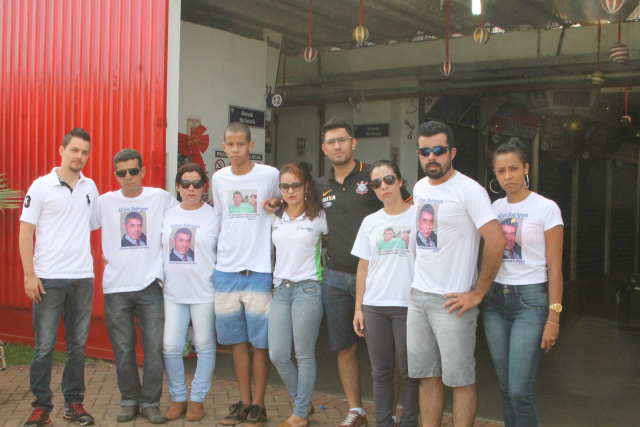 Familiares e amigos de Adilson Rodrigues Souza “Tétinha”, utilizavam uma camiseta como forma de homenageá-lo. (Foto: Patrícia Miranda