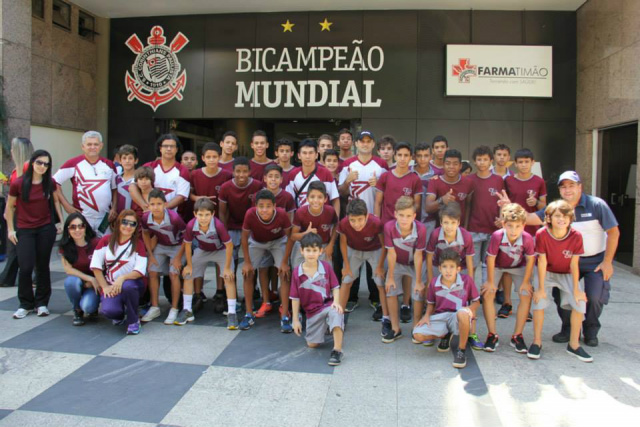 Depois dos jogos, os atletas três-lagoenses visitaram o Memorial do Corinthians (Foto: Facebook)