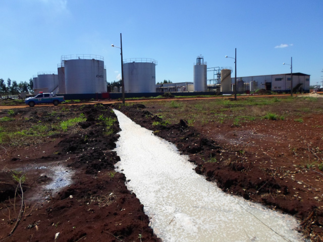 A PMA verificou que a empresa continha diversos vazamentos, havendo contaminação do solo pelo produto que escorria a céu aberto (Foto: Divulgação/PMA)