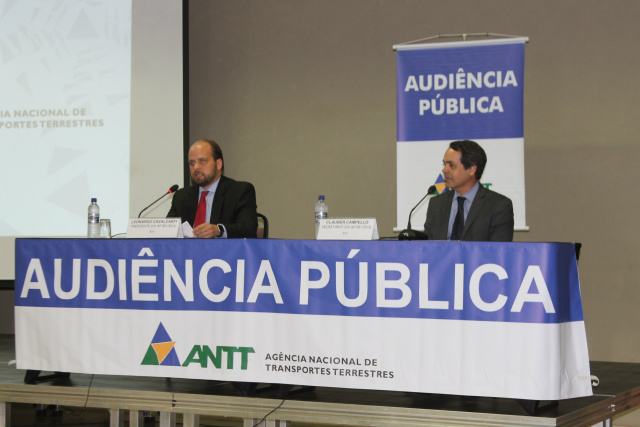 Leonardo Cavalcanti e Clauber Campelo, representantes da ANTT, conduziram a audiência pública. (Fotos: Lucas Gustavo).