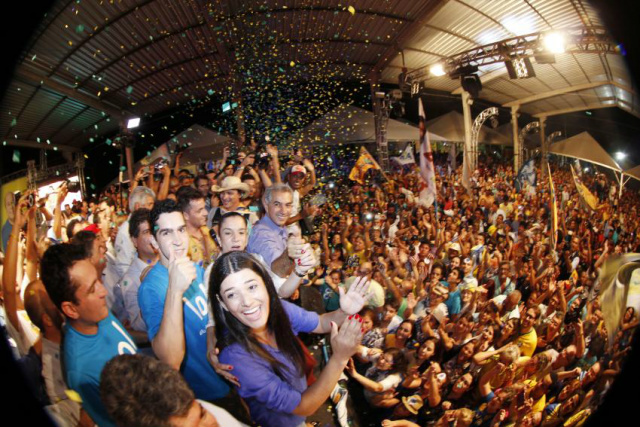 Junto com companheiros de campanha, Reinaldo é ovacionado por uma multidão de pessoas que o aguardavam no Comitê Central (Foto: Divulgação)