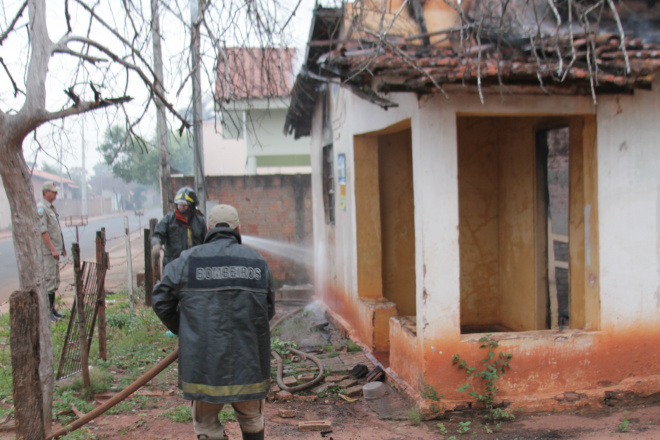 Bombeiros chegaram rapidamente ao local, mas fogo consumiu grande parte do imóvel que no momento não havia ninguém no interior da casa (Foto: Ricardo Ojeda)