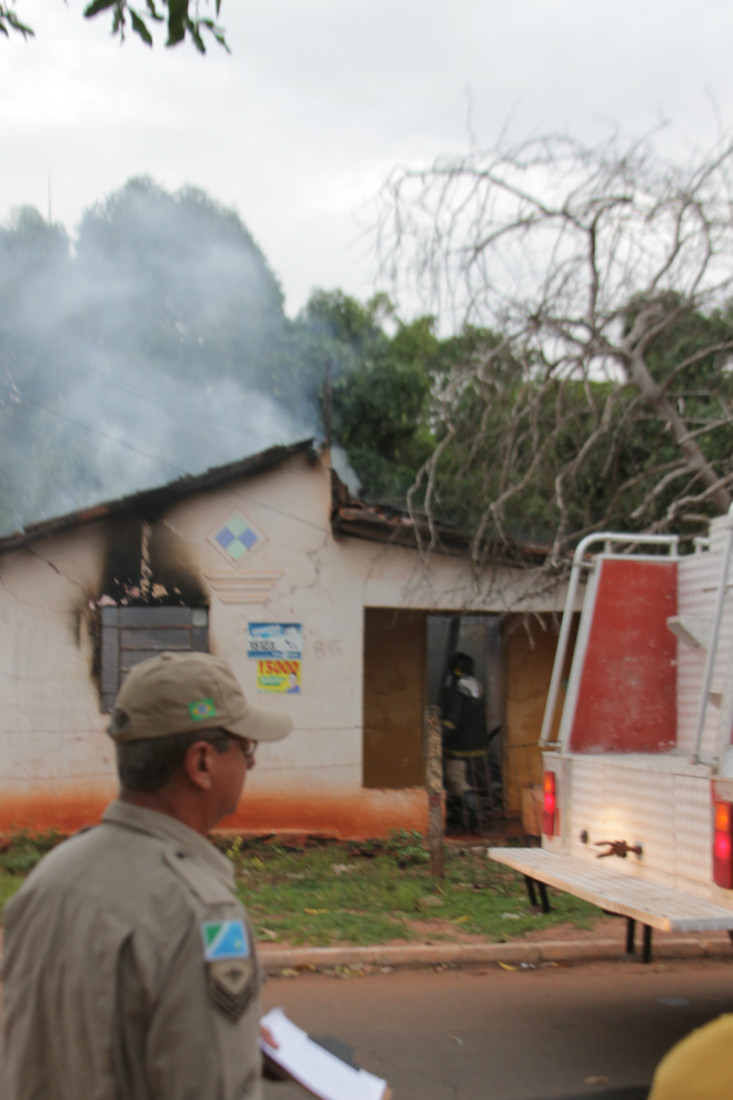 Quando o Corpo de Bombeiros chegaram ao local o fogo já havia destruído o telhado do imóvel (Foto: Ricardo Ojeda) 