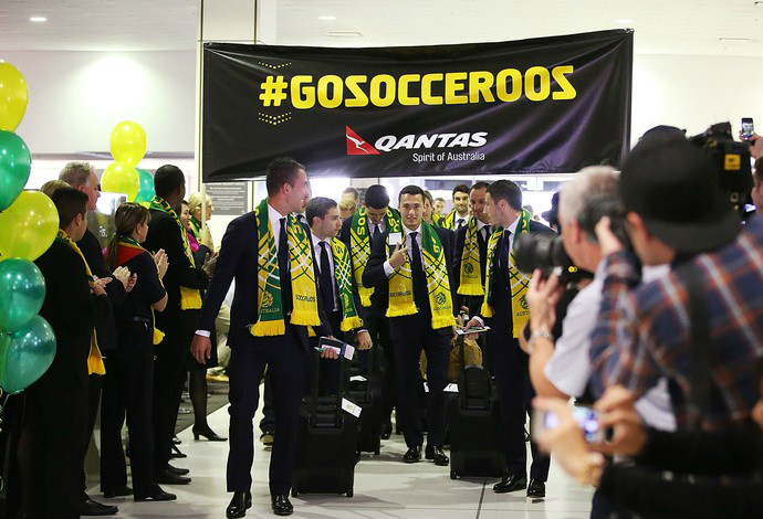 Atletas da seleção australiana são festejados por centenas de torcedores, antes do embarque para o Brasil (Foto: Globo Esporte)
