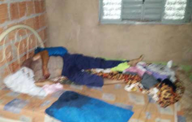 O corpo de Célio, em cima de sua cama, que foi assassinado pelo colega de quarto (Foto: Midiamax News)