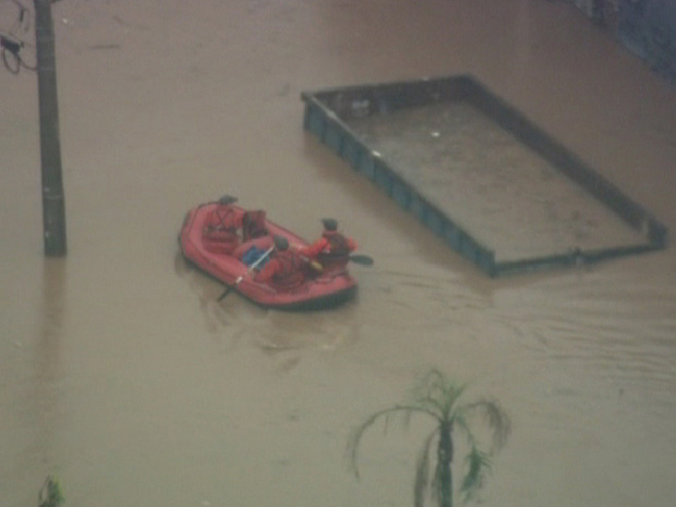 Pessoas são resgatadas de bote no ABC (Foto: Reprodução/TV Globo)